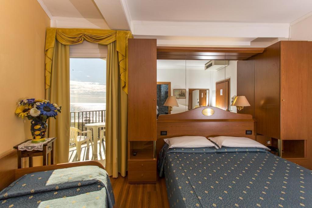 Hotel Mondial Lido di Jesolo Exterior photo